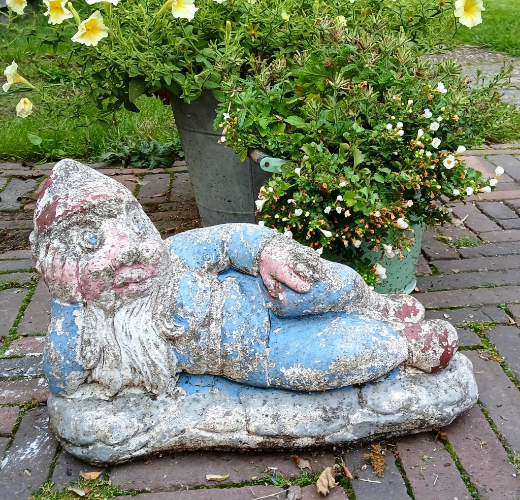 Grote zware betonnen tuinkabouter - verweerd - kabouter - 42, Tuin en Terras, Ophalen, Gebruikt, Beton, Tuinkabouter