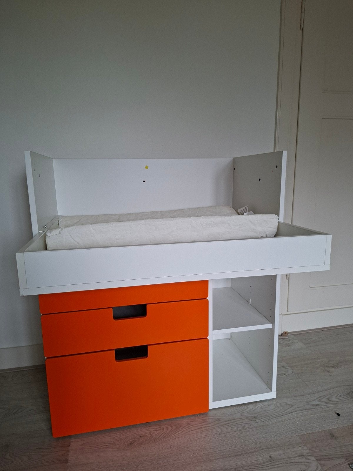 Commode/bureau met 3 oranje lades en verschoonkussen, Kinderen en Baby's, Kinderkamer | Commodes en Kasten, Ophalen, Gebruikt