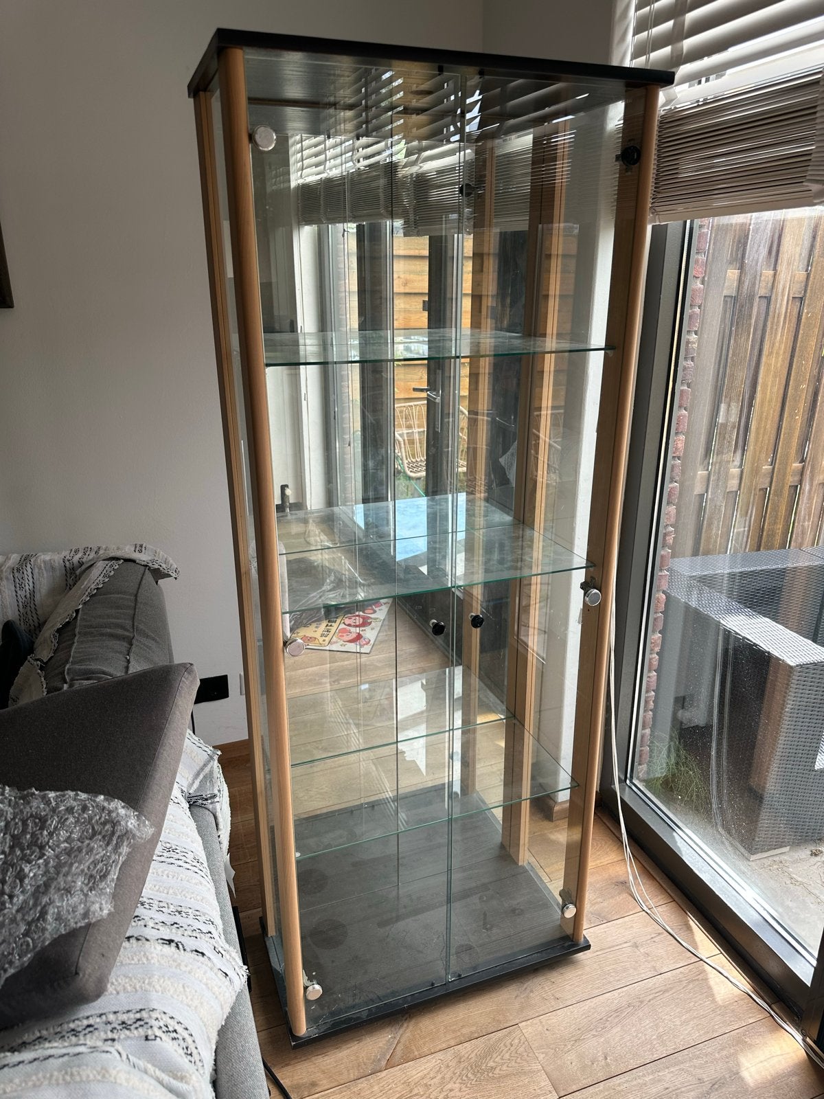 Glazen vitrinekast met houten frame, Ophalen, Gebruikt, 50 tot 100 cm, Glas