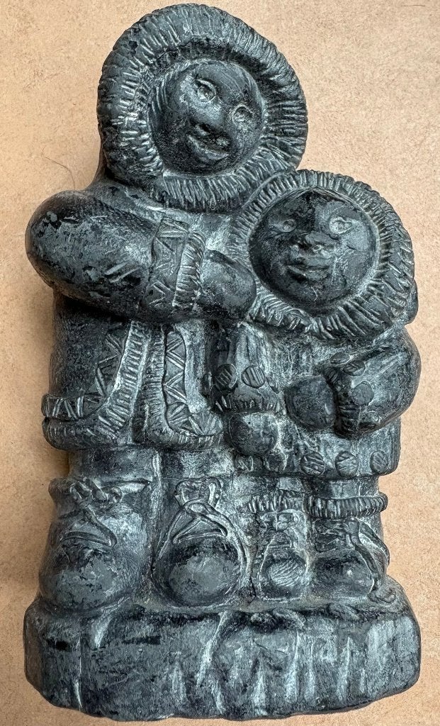 Mooi beeldje van een Inuit moeder met kind, Edmund Wolf, Steen/keramiek, 13 cm, Gesigneerd, Grijs