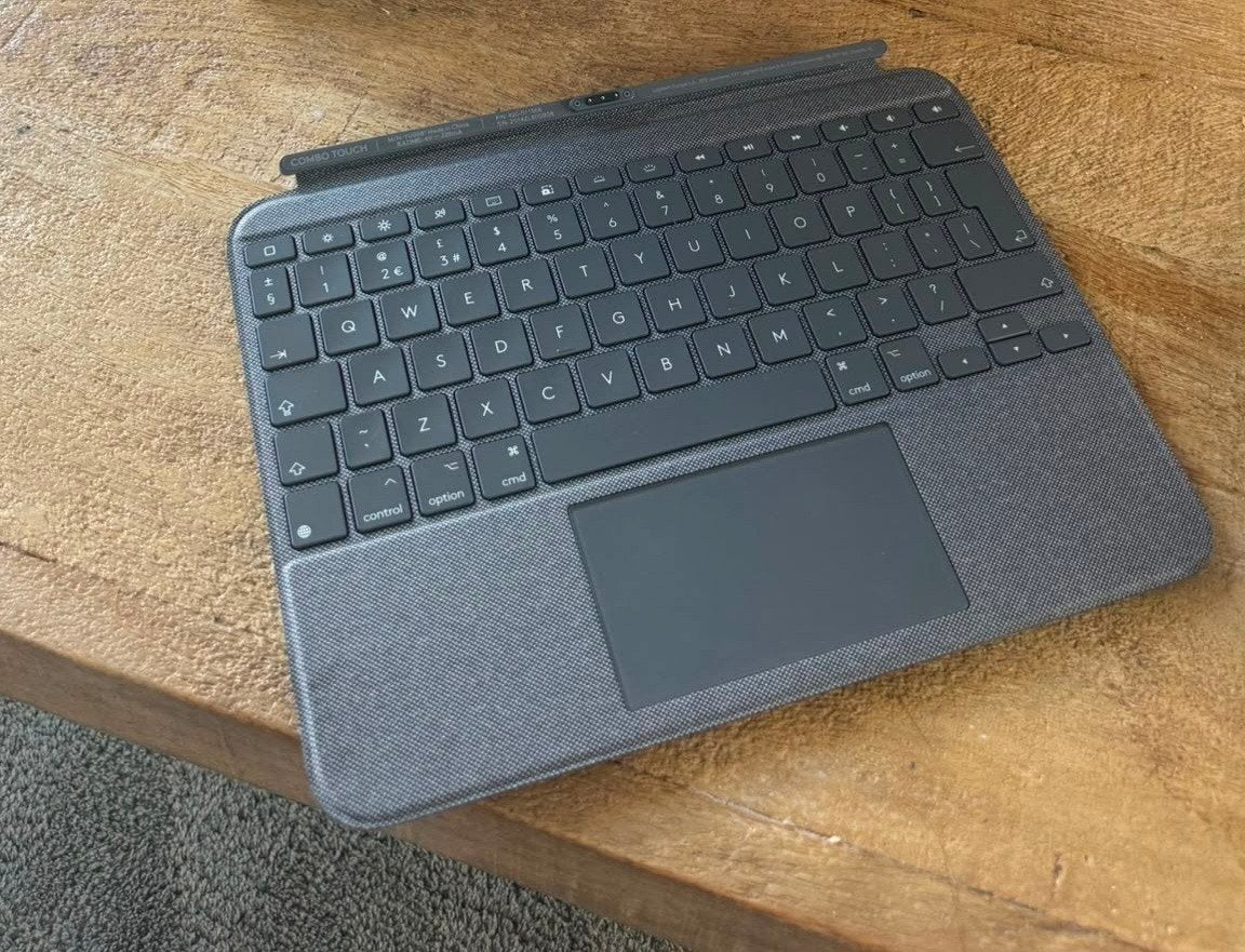 Logitech toetsenbord voor Ipad 10th gen, Computers en Software, Ophalen of Verzenden, Zo goed als nieuw, 10 inch, Bescherming voor- en achterkant