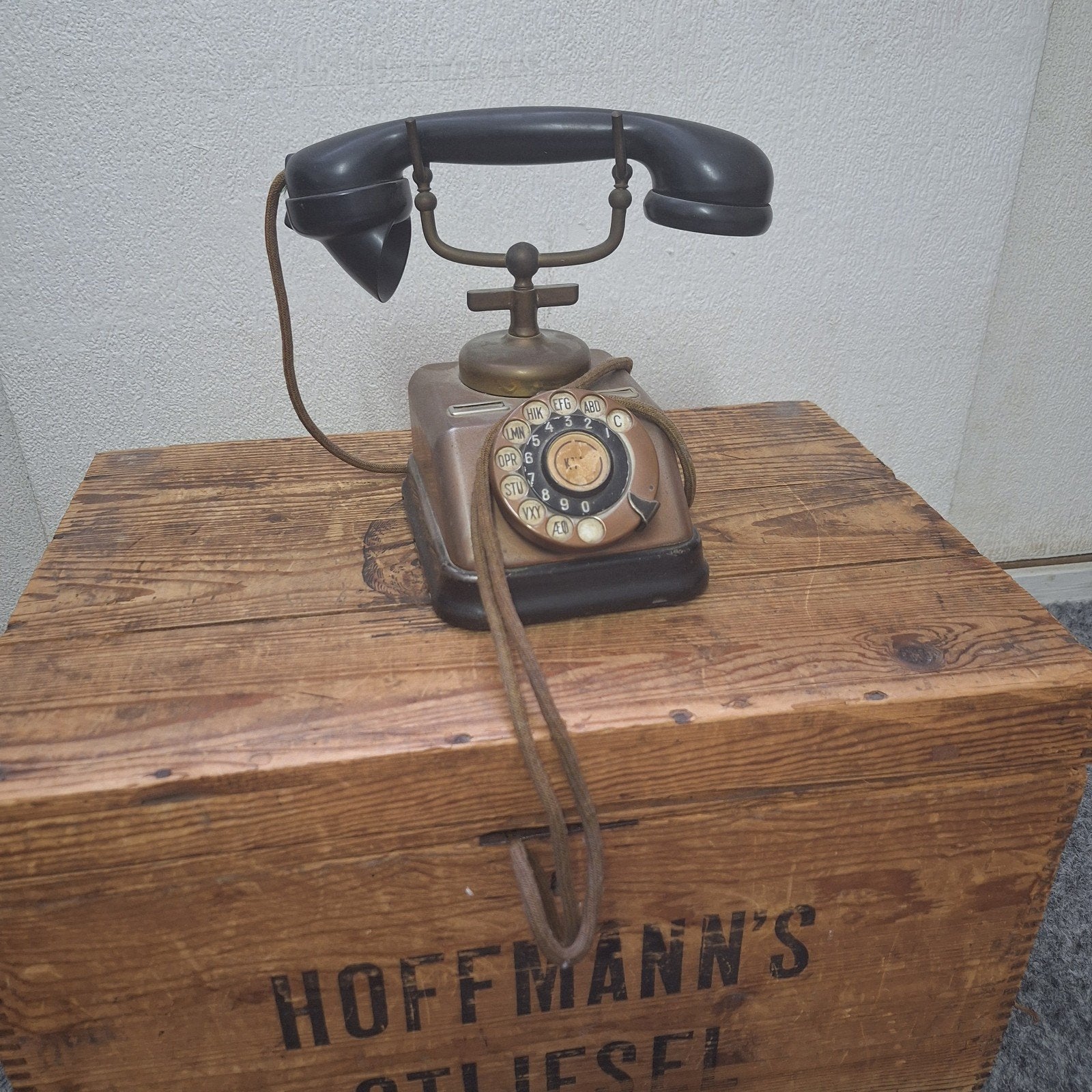 Antieke telefoon met draaischijf - Bakeliet en koper, Ophalen of Verzenden, Gebruikt, Met draaischijf