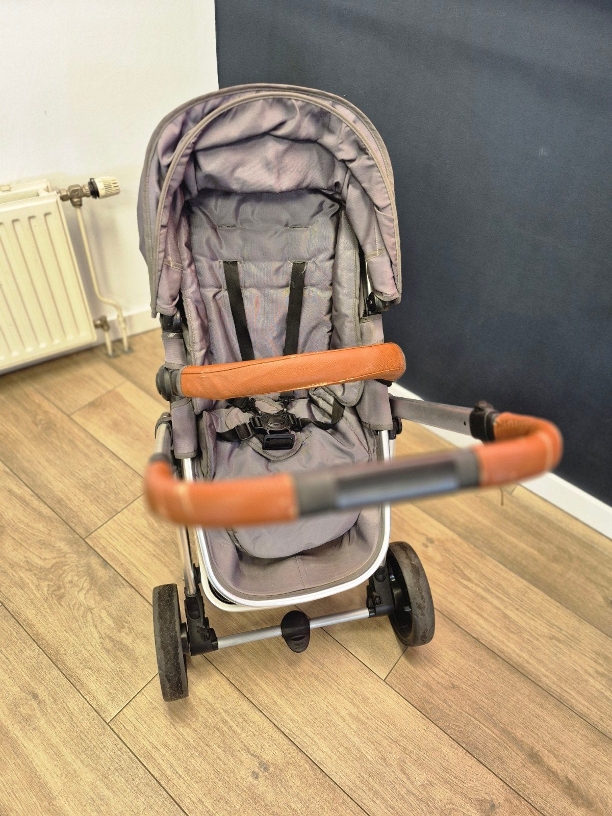 Born Lucky Kinderwagen - Grijs met bruine accenten, Kinderen en Baby's, Kinderwagens en Combinaties, Zo goed als nieuw, Kinderwagen