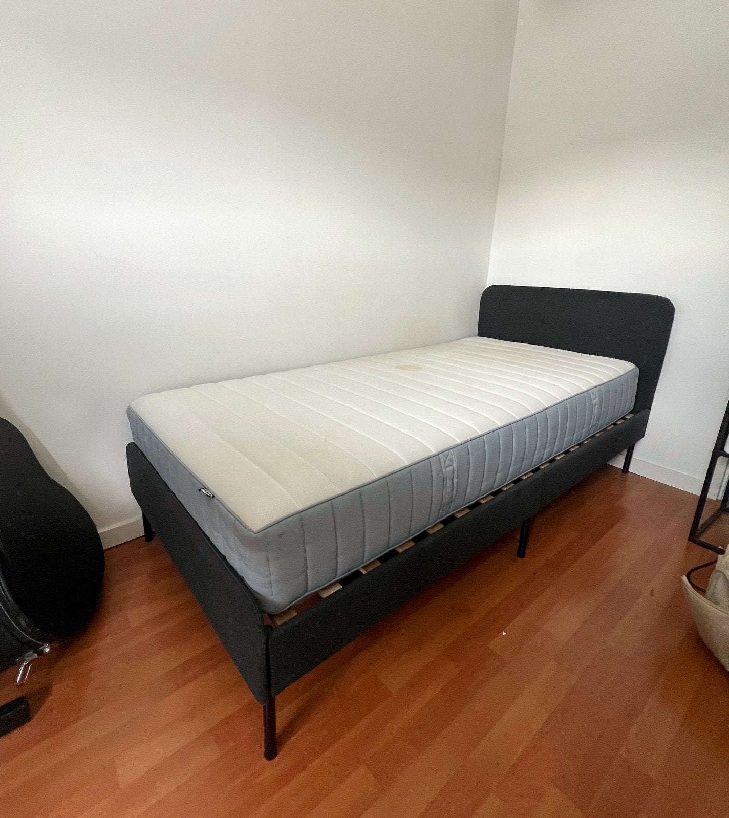 IKEA VALEVÅG matras (90x200 cm) + SLATTUM bedframe, 90 cm, Eenpersoons, Ophalen of Verzenden, Zo goed als nieuw