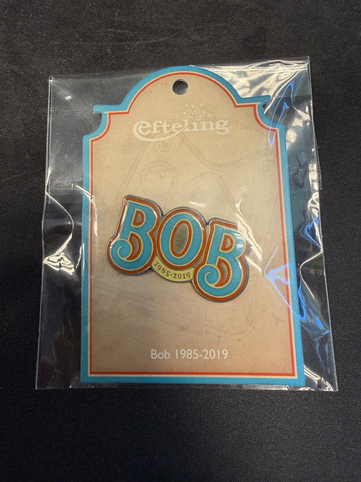 Efteling Bob Pin - Nieuw in verpakking, Verzamelen, Efteling, Nieuw, Button of Speldje, Verzenden