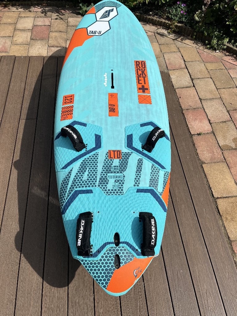 Tabou Rocket Plus 123 met vin en boardbag, Watersport en Boten, Ophalen, Gebruikt, Minder dan 250 cm, Plank