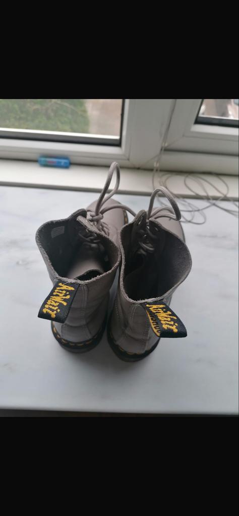 Dr. Martens laarzen grijs, Kleding | Dames, Schoenen, Zo goed als nieuw, Lage of Enkellaarzen, Grijs, Ophalen of Verzenden