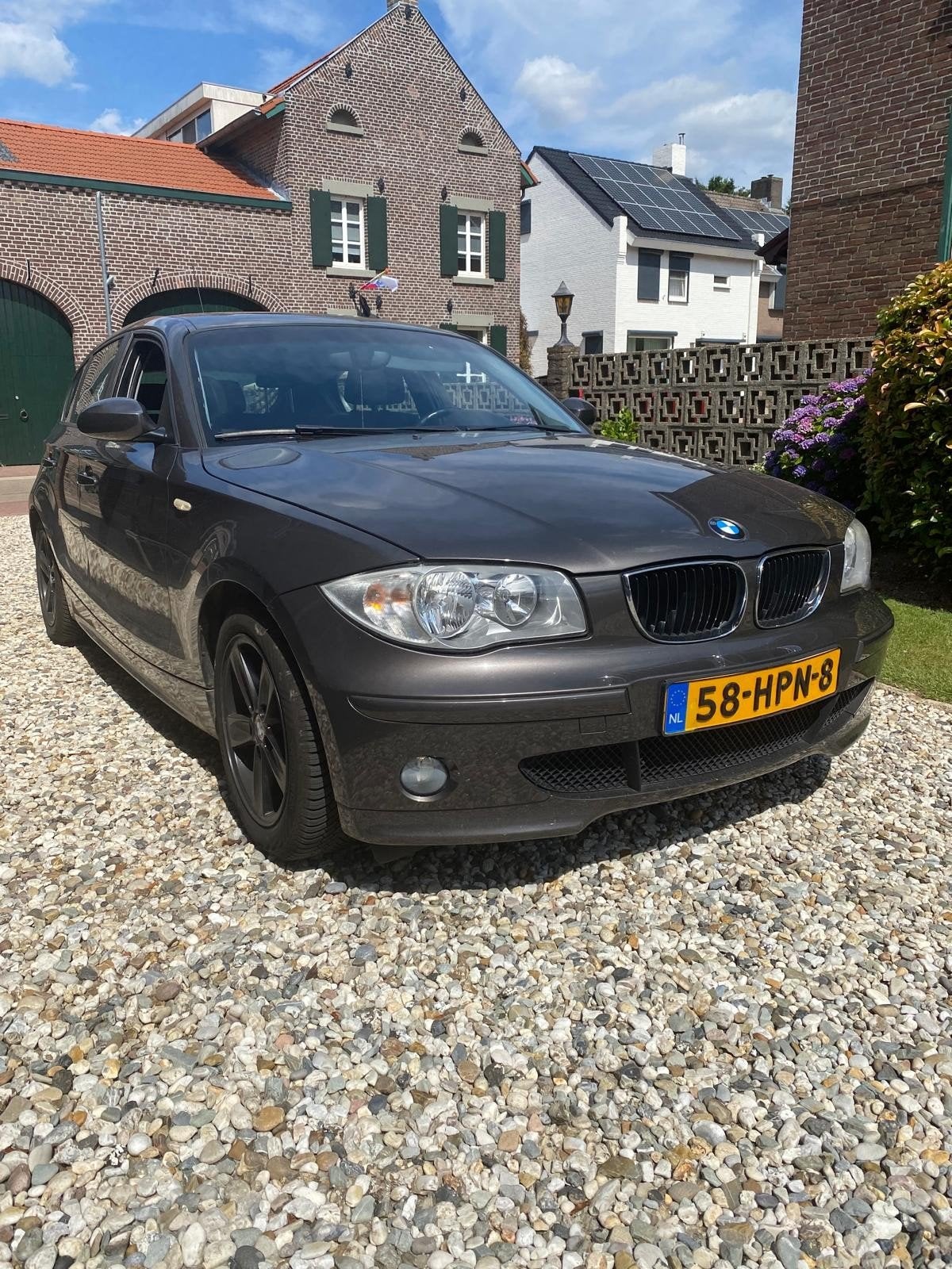 BMW 1-Serie 120i 2005 I 5-Deurs I Panoramadak | Trekhaak, 1995 cc, Zwart, 4 cilinders, Bruin