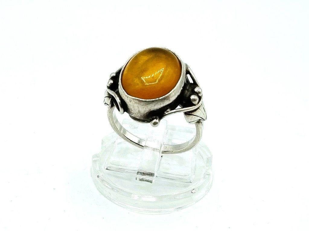 Zilveren ring met cabochon geslepen barnsteen, 17 mm
