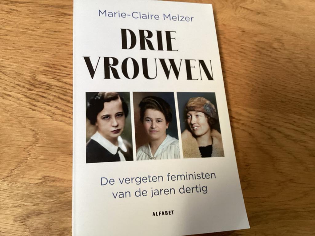 Drie Vrouwen: De vergeten feministen van de jaren dertig, Maatschappij en Samenleving, Ophalen of Verzenden, Zo goed als nieuw