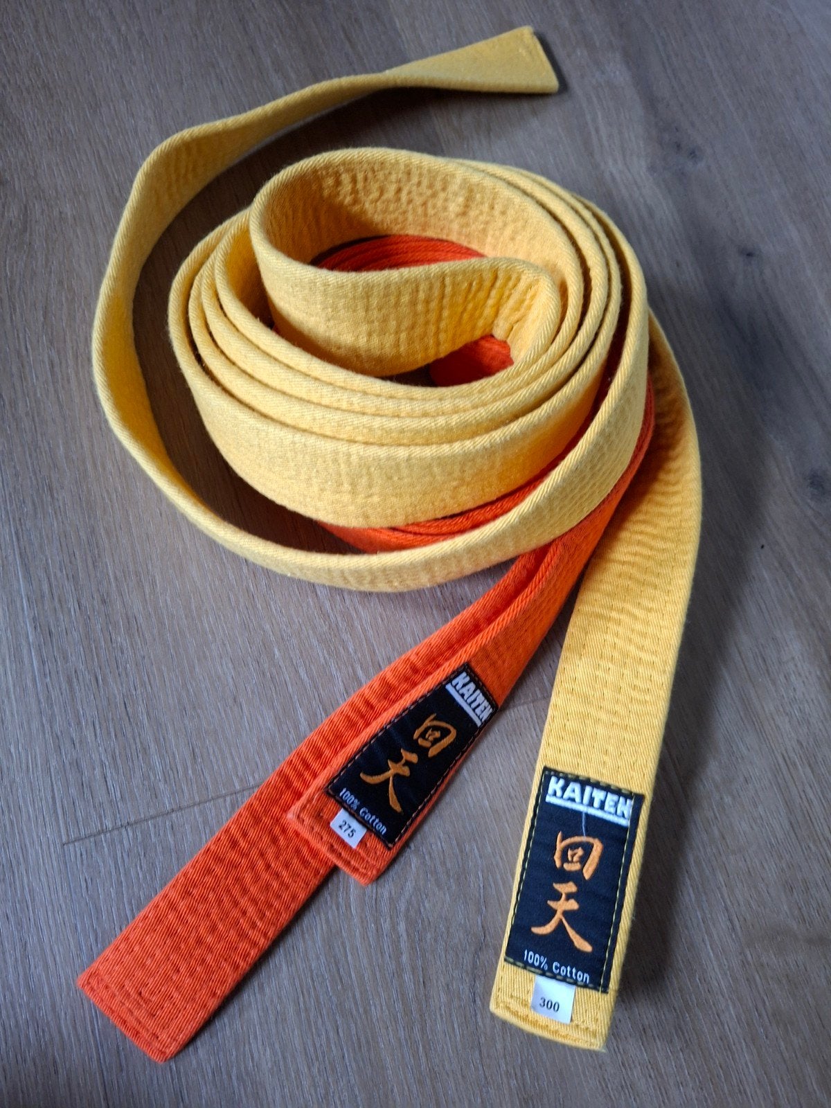 Kaiten Vechtsportband - Geel/Oranje - 100% Katoen, Ophalen of Verzenden, Zo goed als nieuw, Karate