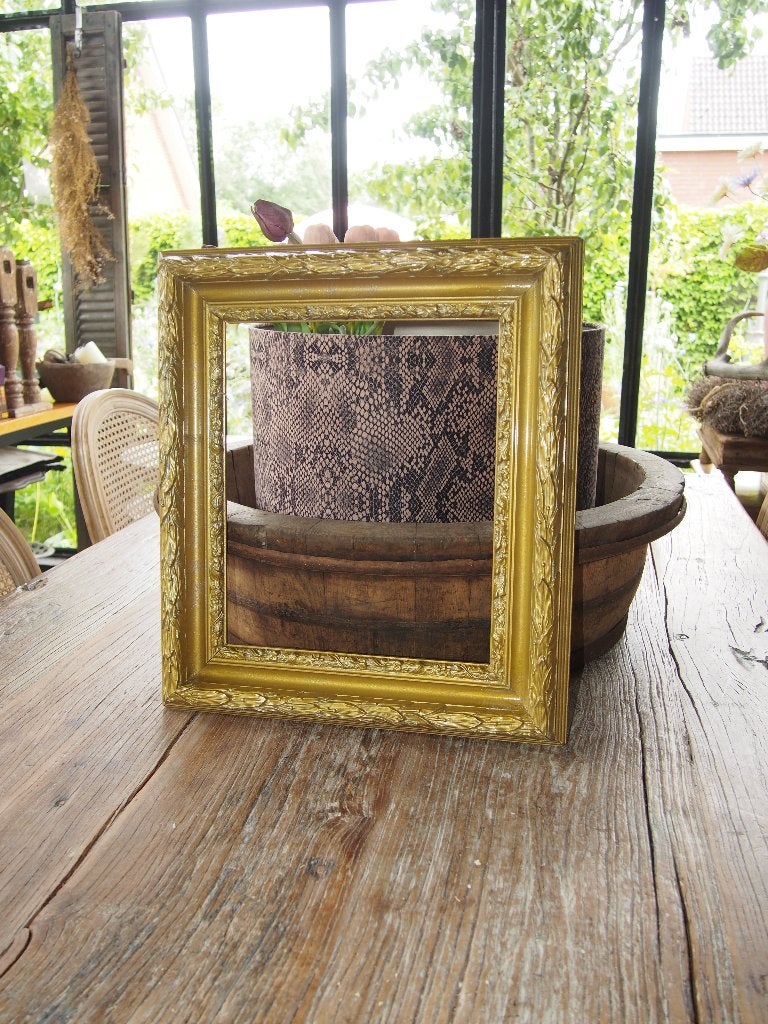 Oude houten lijst goudkleurig 42x37 cm (binnenmaat 30x25 cm), Ophalen of Verzenden, Ingelijst