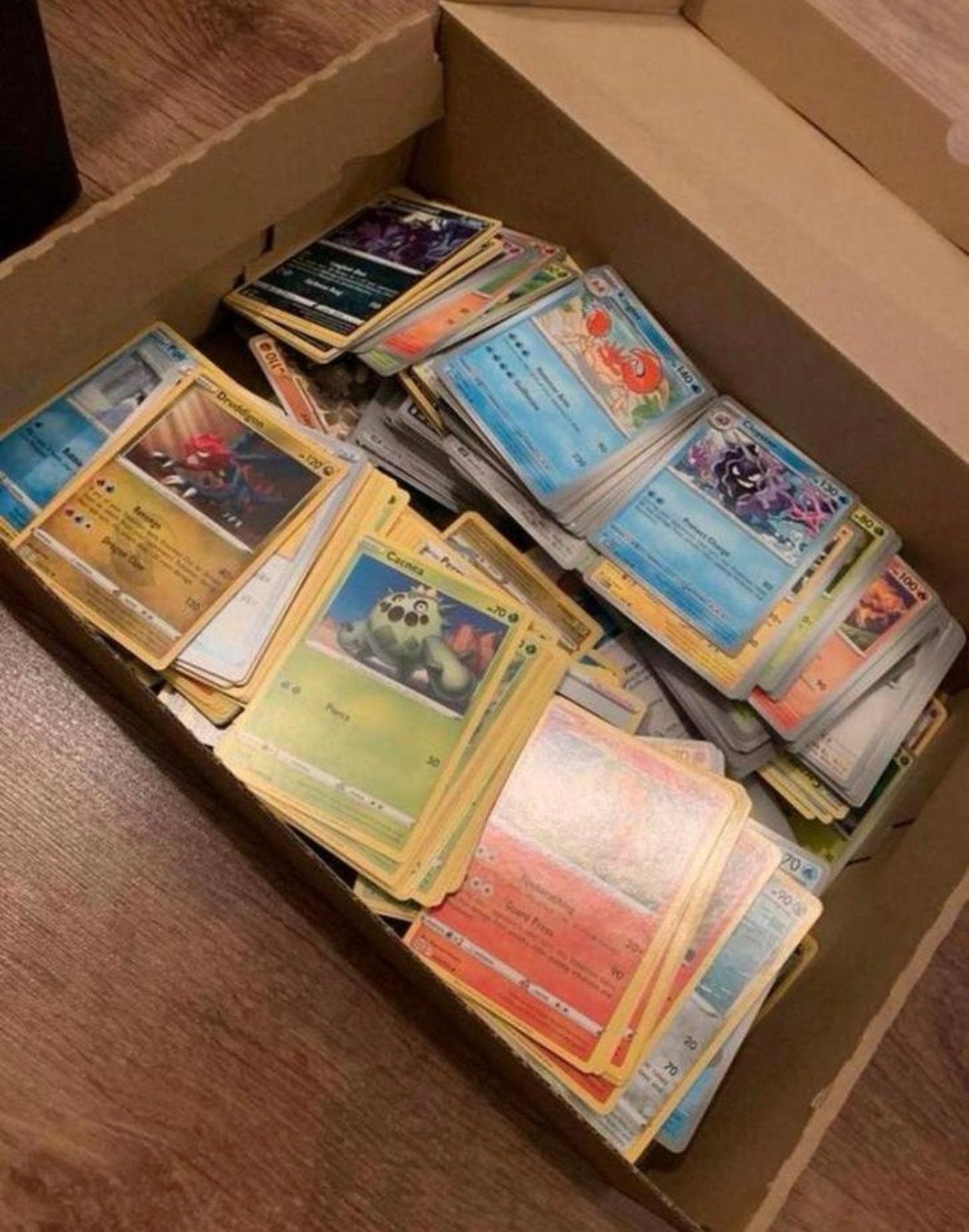 Doos vol met pokemon kaarten, Hobby en Vrije tijd, Verzamelkaartspellen | Pokémon, Ophalen of Verzenden, Gebruikt, Meerdere kaarten