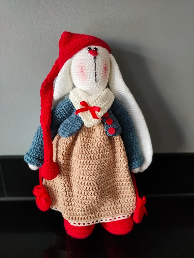 Gehaakte knuffelhaas met kleding - Handgemaakt, Overige merken, Overige karakters, Handgemaakt, Ophalen of Verzenden