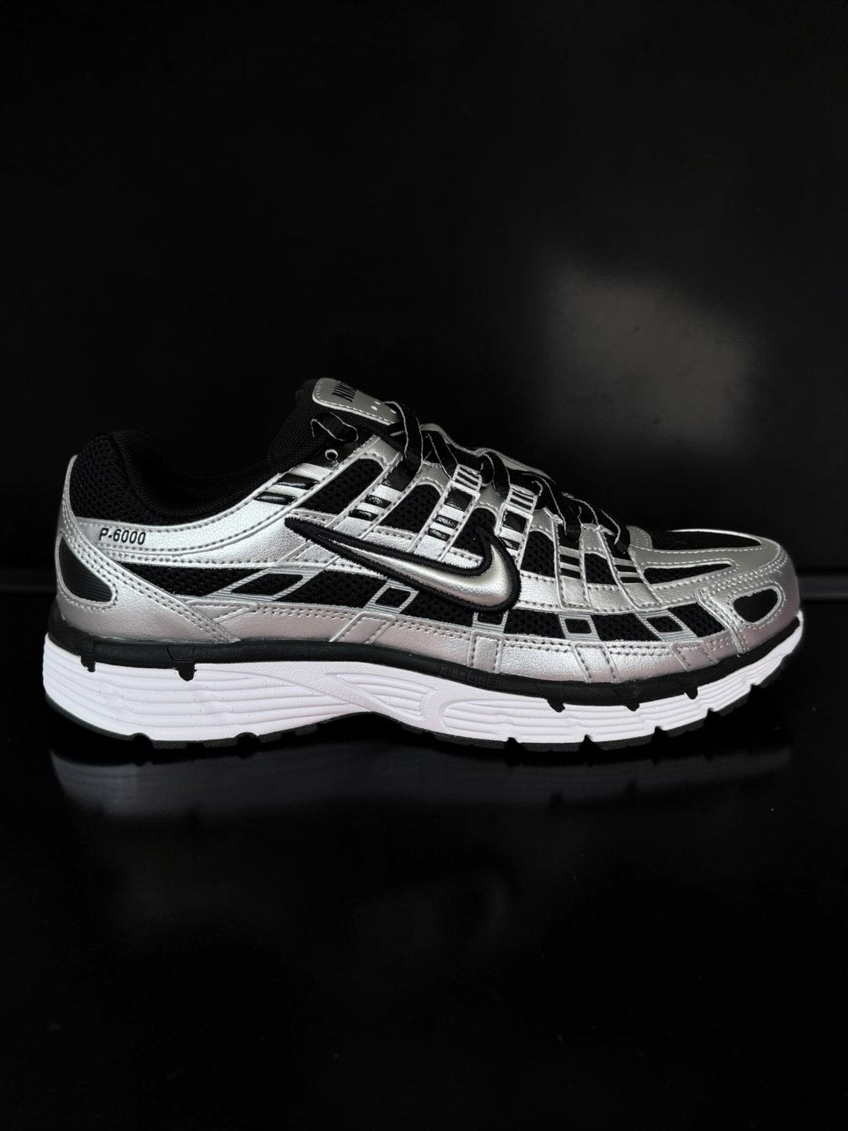 Nike P-6000 Metallic Silver / Black Sneakers - Unisex - Maat, Kleding | Dames, Schoenen, Zwart, Nieuw, Ophalen of Verzenden, Sneakers of Gympen