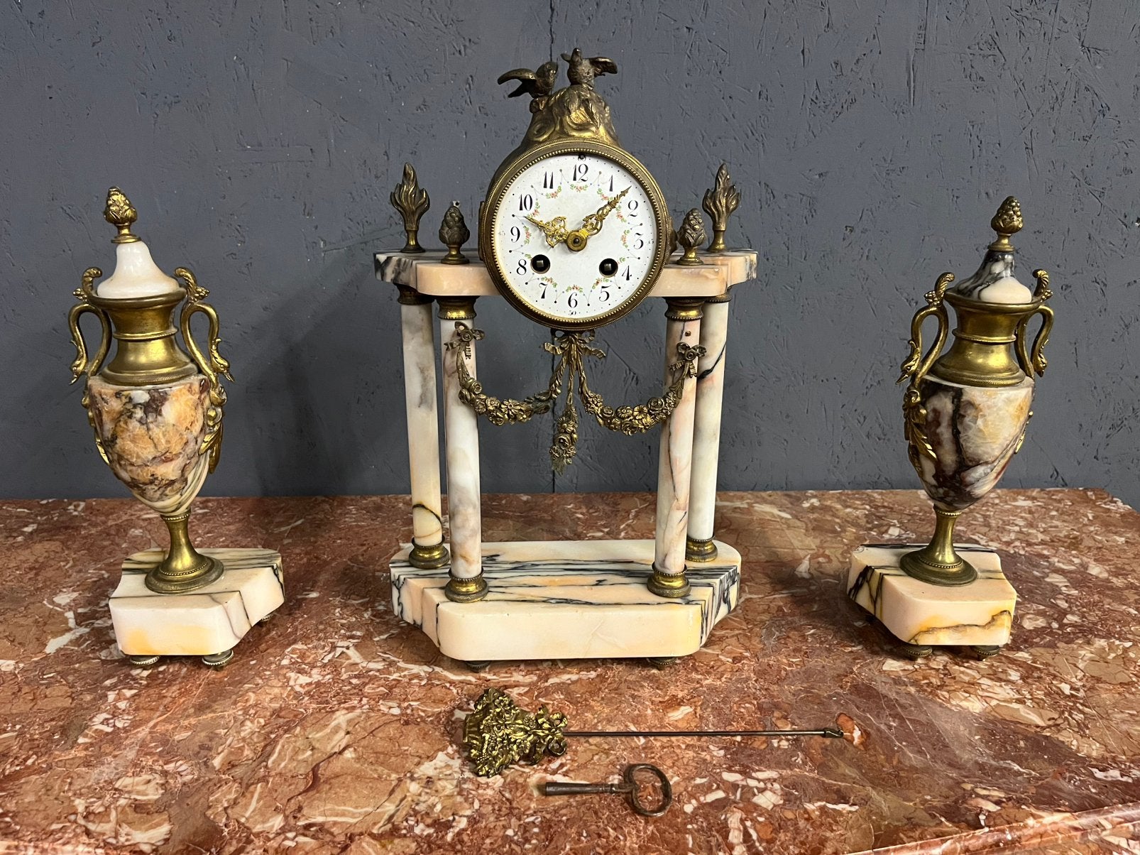 Marmeren klokstel Louis XVI-stijl met twee siervazen, Ophalen