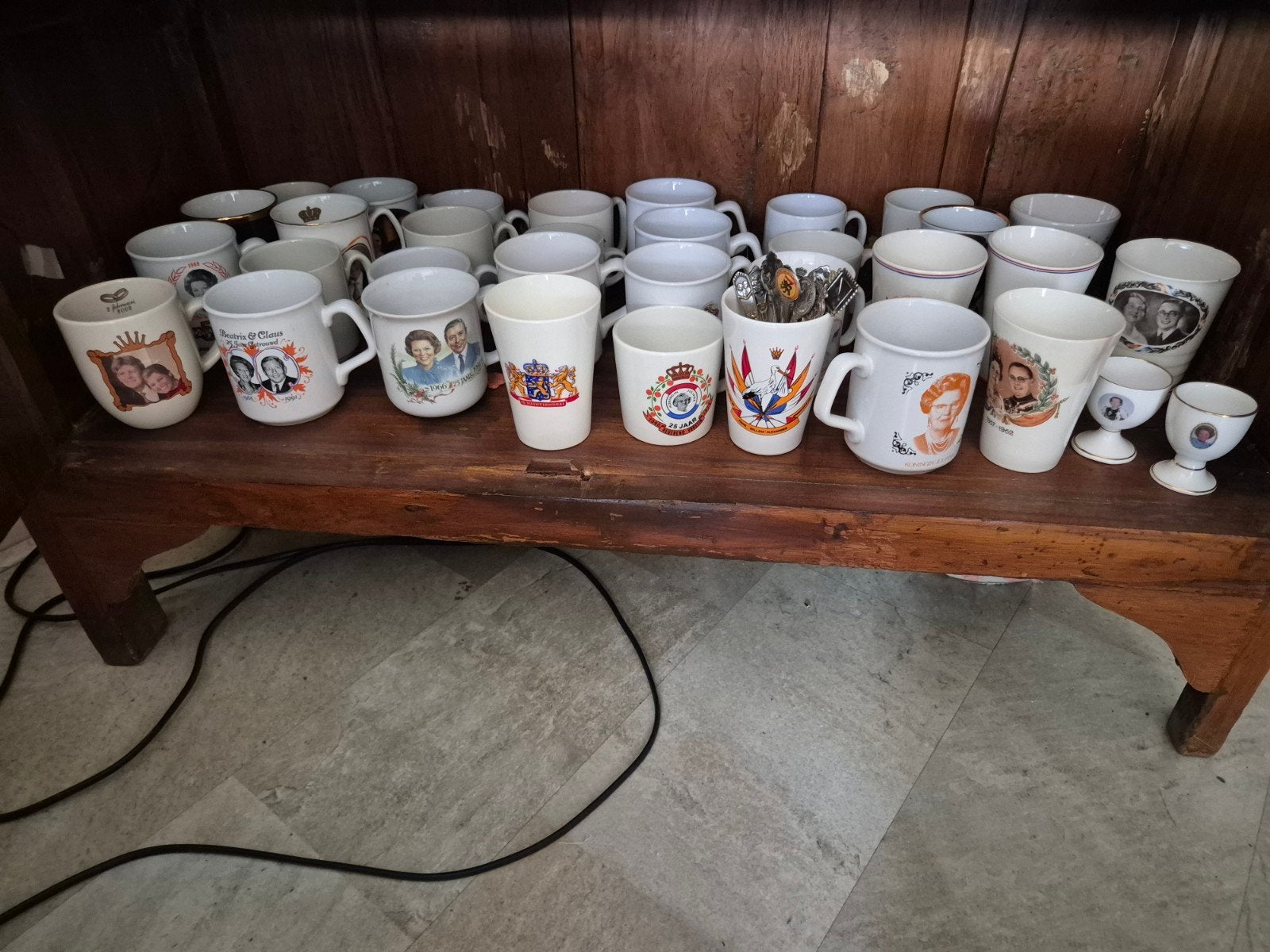 Verzameling Koninklijke Herdenkingsmokken en Eierdopjes, Ophalen, Gebruikt, Nederland, Servies