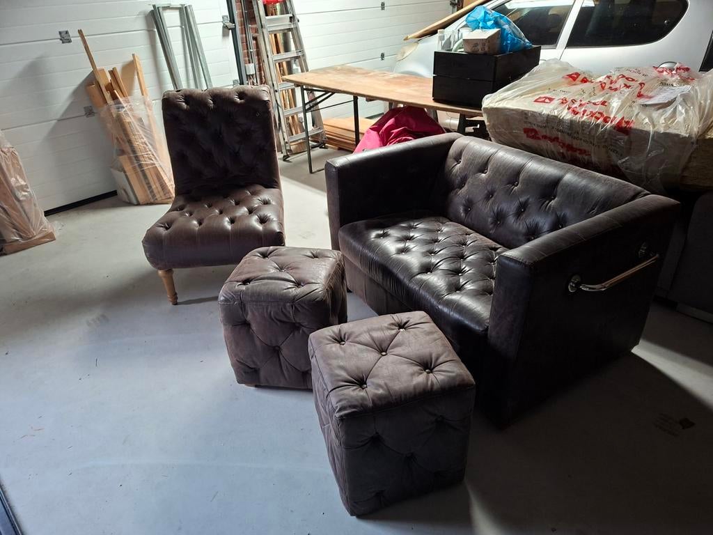 Riviera Maison Loveseat, Fauteuil & 2 Poefjes bruin, Huis en Inrichting, Banken | Voetenbanken en Poefen, Ophalen, Gebruikt, Landelijk, Chesterfield, Klassiek