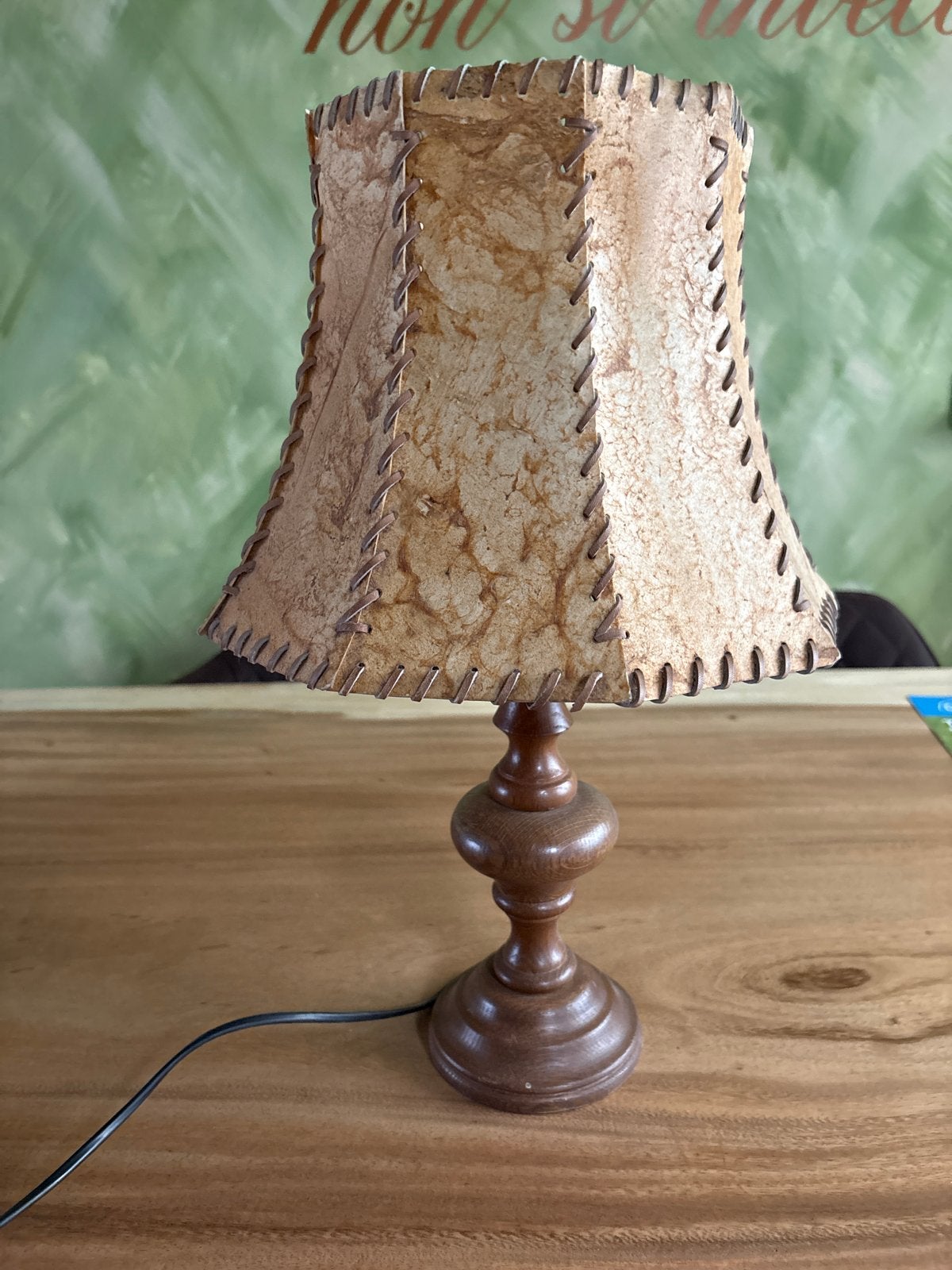 Vintage tafellamp met houten voet en leren kap, Ophalen of Verzenden
