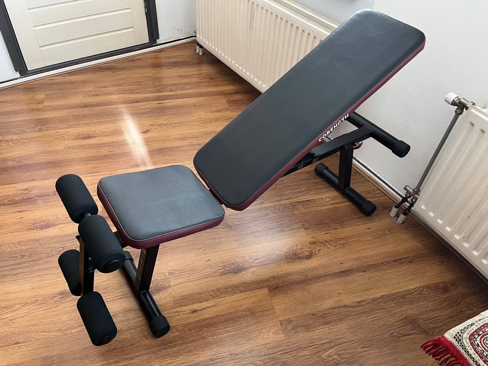 Verstelbare fitnessbank met dumbbells (2x 15kg), Sport en Fitness, Ophalen, Krachtstation, Armen, Zo goed als nieuw