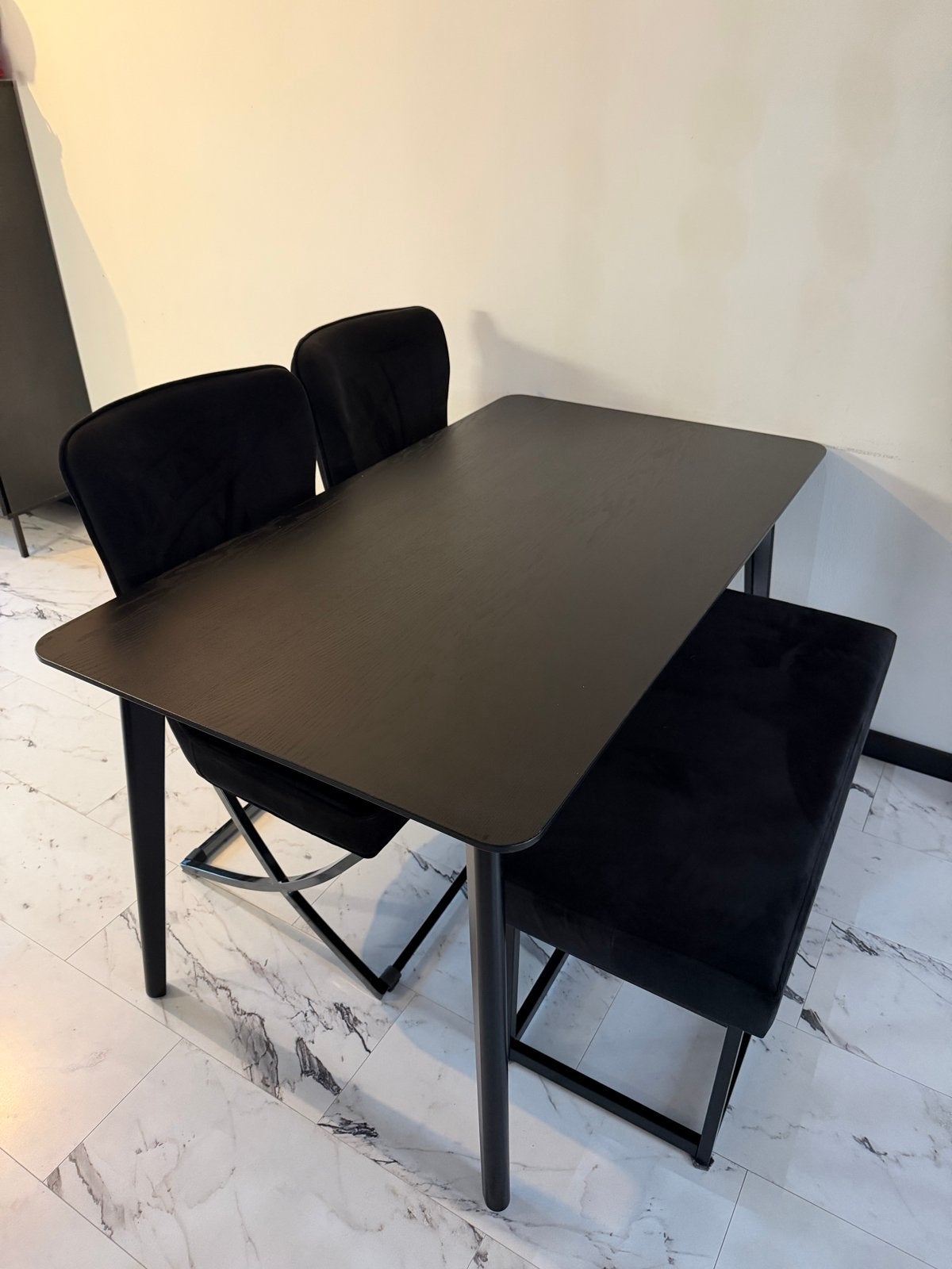 IKEA LISABO eettafel met 2 stoelen en bankje, 100 tot 150 cm, Zo goed als nieuw, Vier personen, Rechthoekig