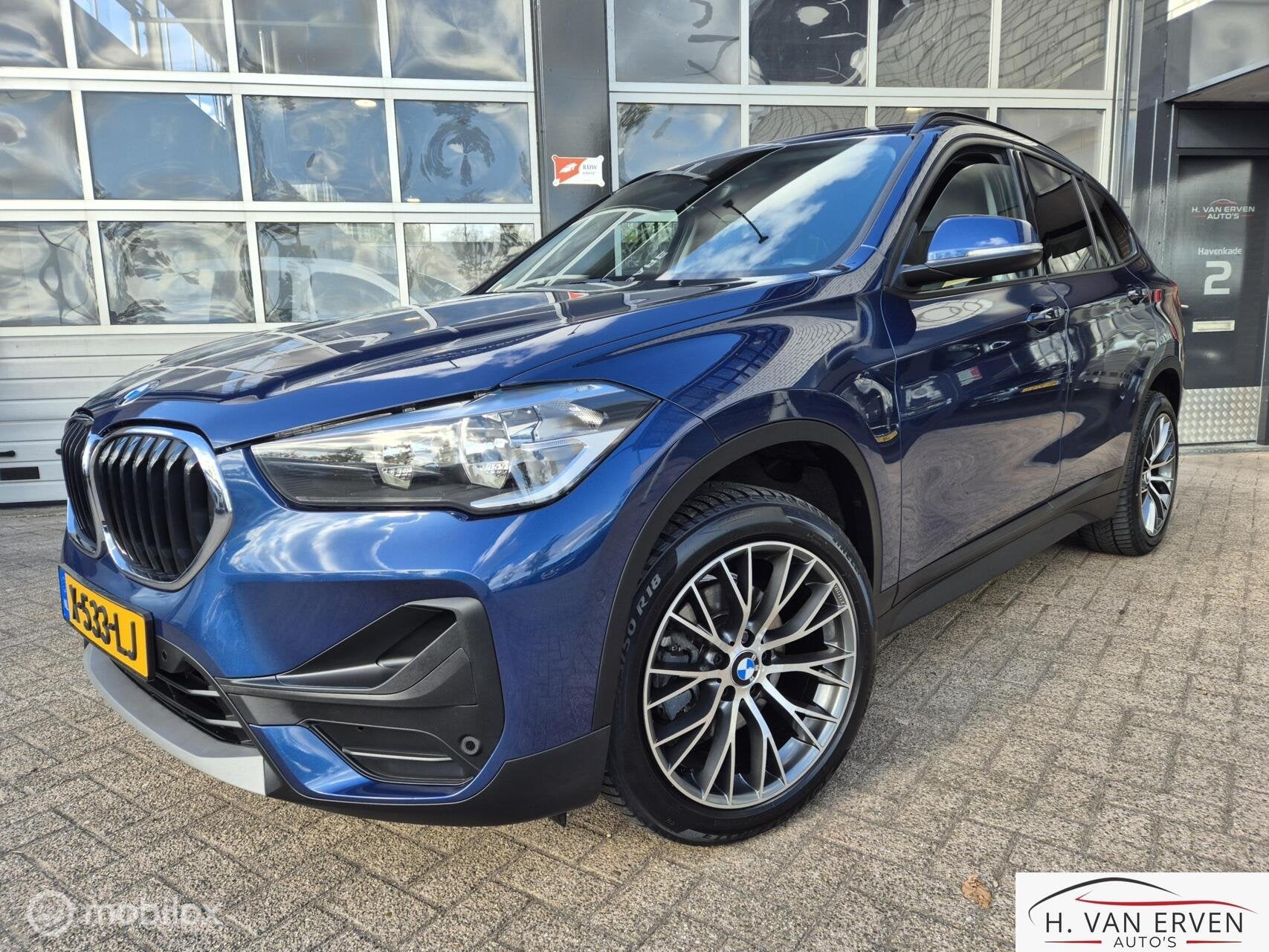 BMW X1 sDrive18i High Executive LEDER GROOT NAVI PDC 18", Euro 6, Leder, Handgeschakeld, 3 cilinders