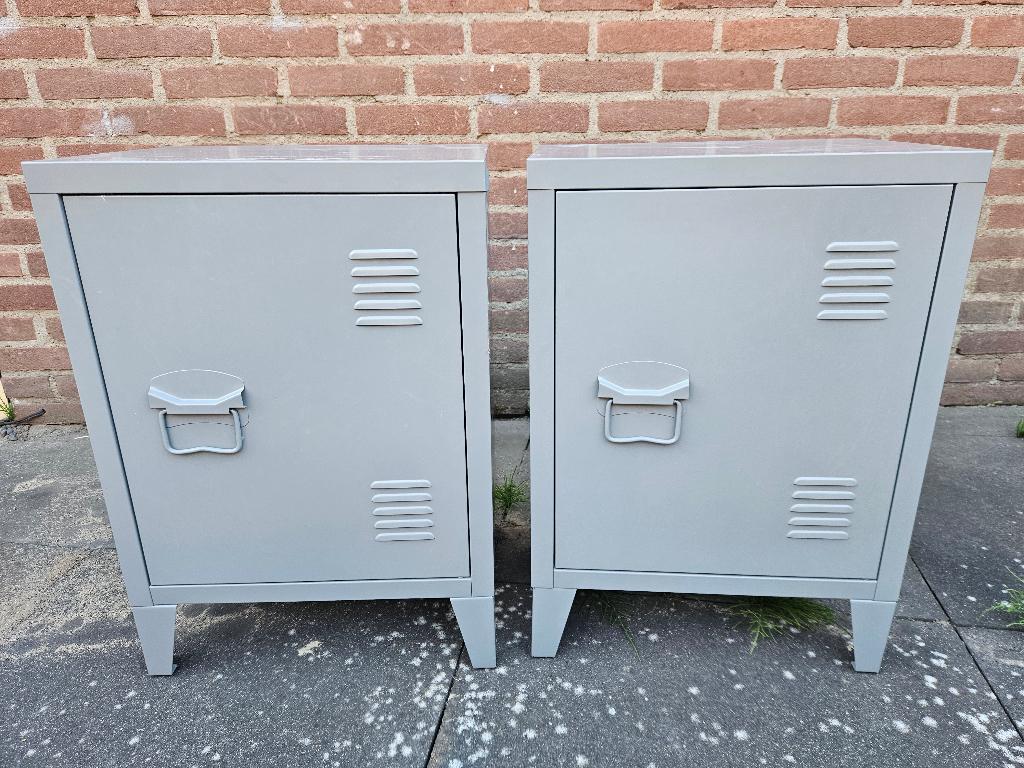 Locker nachtkastjes grijs metaal met deurtje, Huis en Inrichting, Slaapkamer | Nachtkastjes, Ophalen, Minder dan 45 cm, Metaal of Aluminium