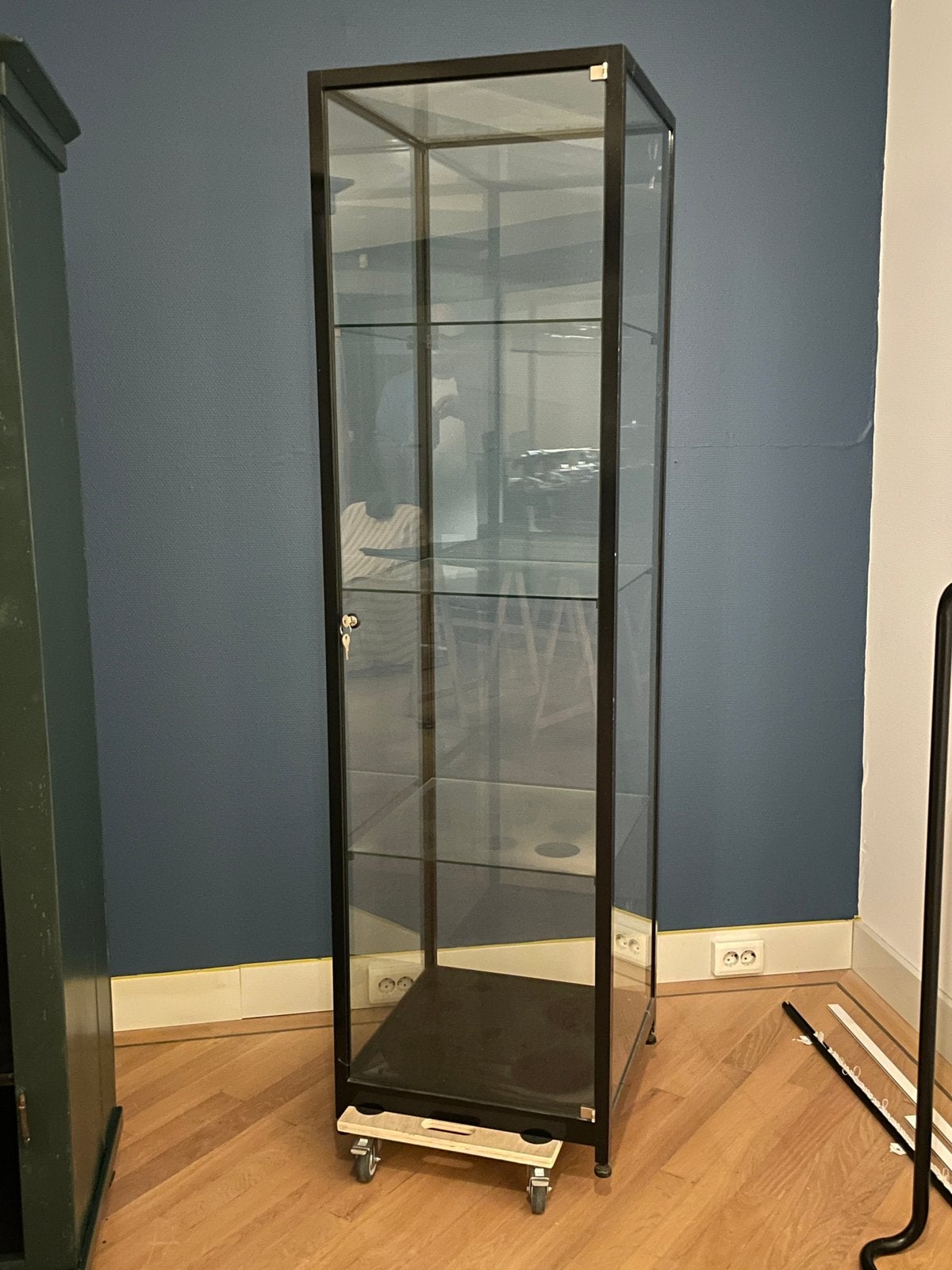 Vitrinekast zwart gelakt aluminium met rondom gehard glas, Ophalen, 150 tot 200 cm, 25 tot 50 cm, Minder dan 50 cm