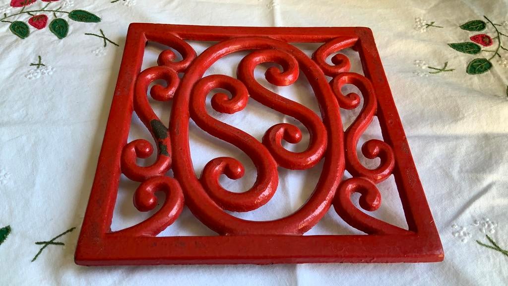 Vintage vierkante rode gietijzeren onderzetter op pootjes, Huis en Inrichting, Woonaccessoires | Onderzetters, Ophalen of Verzenden