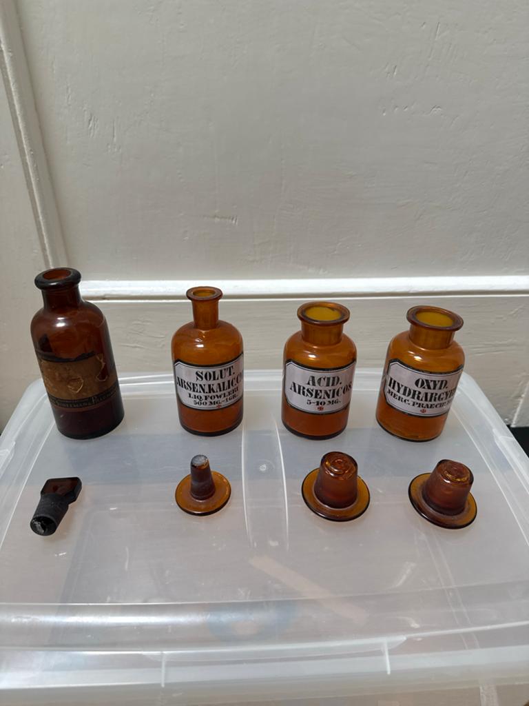 4 antieke bruine apothekers potten met stoppen, Ophalen of Verzenden