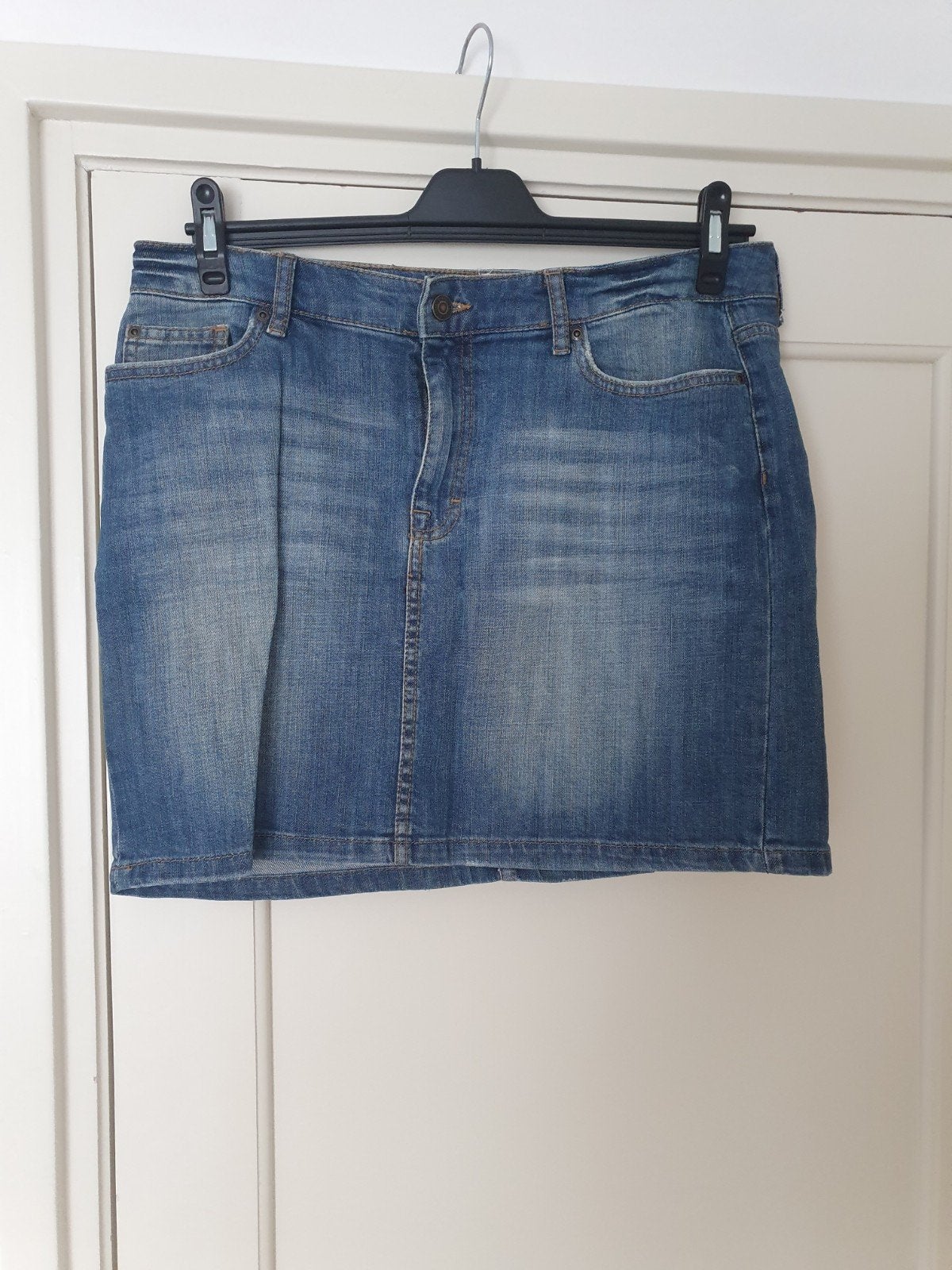 Jeans minirokje van HM logg maat 42 met een used washing. De, H&M, Blauw, Maat 42/44 (L), Ophalen of Verzenden