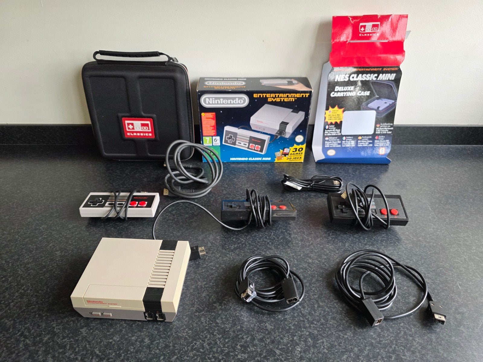 Complete Mini Nintendo 3 verlengde controllers Carrying case, Spelcomputers en Games, Ophalen, Zo goed als nieuw, Met 3 controllers of meer