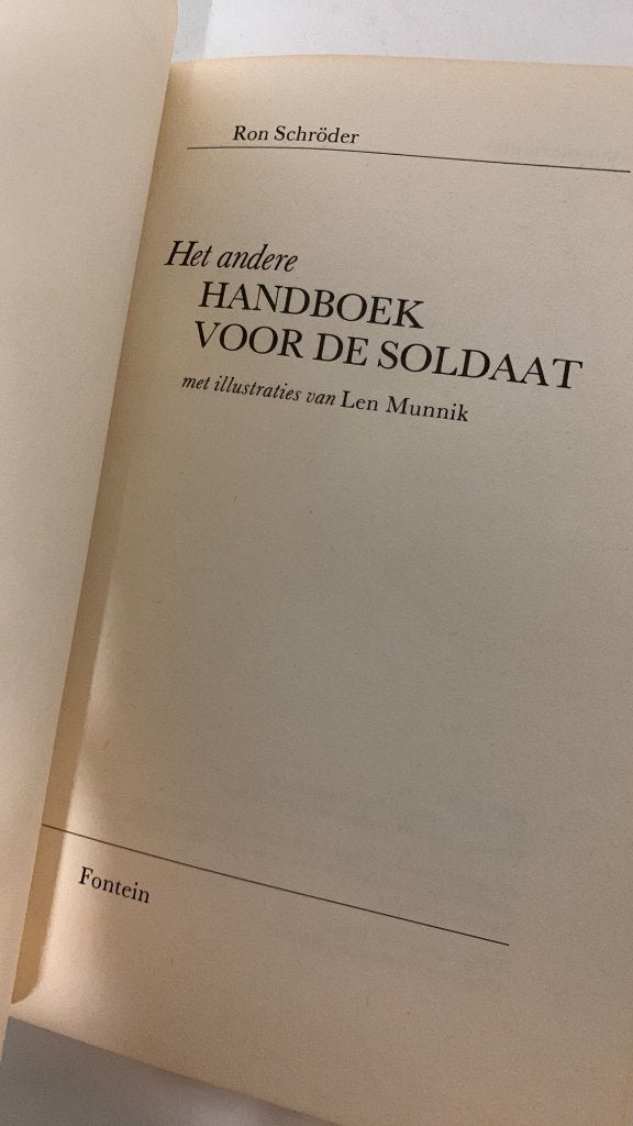 Het andere handboek voor de soldaat - Ron Schröder, Verzamelen, Ophalen of Verzenden, Landmacht, Nederland, Boek of Tijdschrift