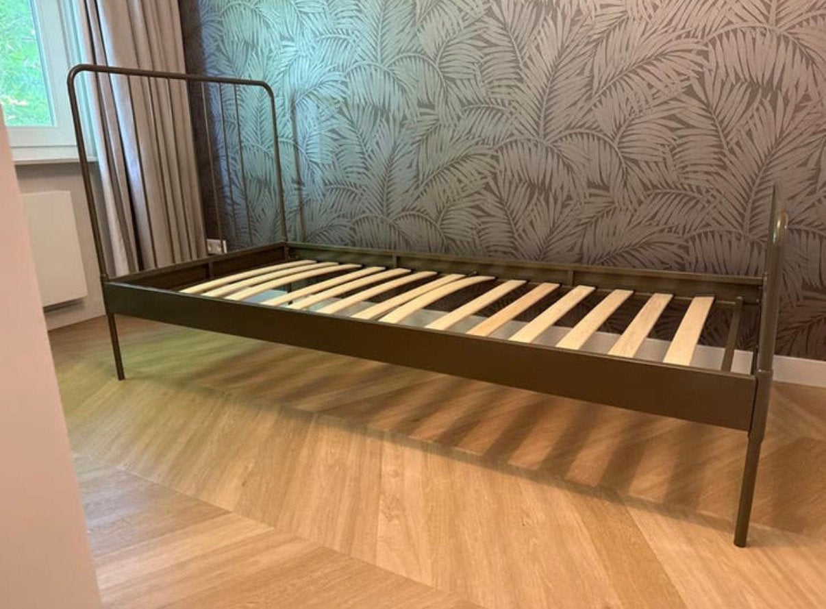 Goudkleurige metalen eenpersoonsbed zgan, Ophalen, 90 cm, Zo goed als nieuw, 200 cm