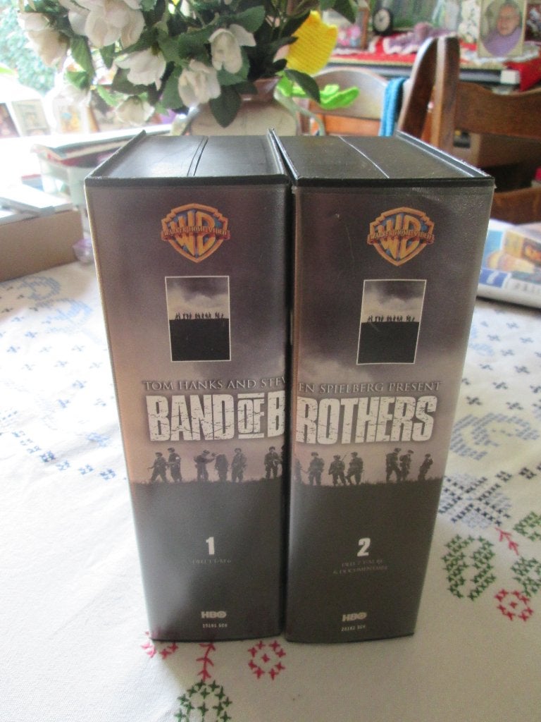 Box Band of brothers 10 delen Oorlog Steven Spielberg VHS, Vanaf 16 jaar, Ophalen of Verzenden, Zo goed als nieuw, Actie en Avontuur