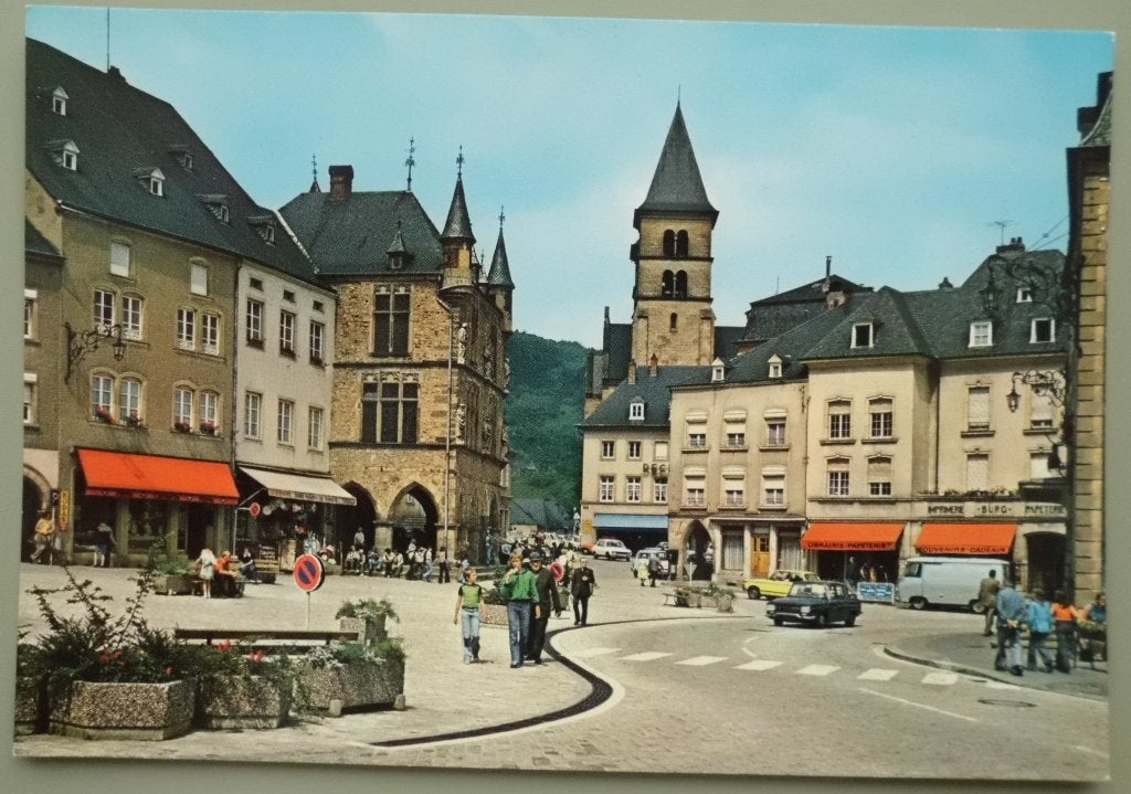Echternach - Luxemburg - Grande Place - oude autos - Renault, Ophalen of Verzenden, 1960 tot 1980, Ongelopen, België en Luxemburg