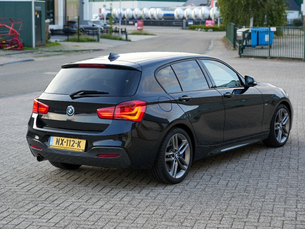 BMW 118i autom - M pakket - LED - Schuifdak - Harman kardon, Auto's, Zwart, Leder, Bedrijf, 650 kg