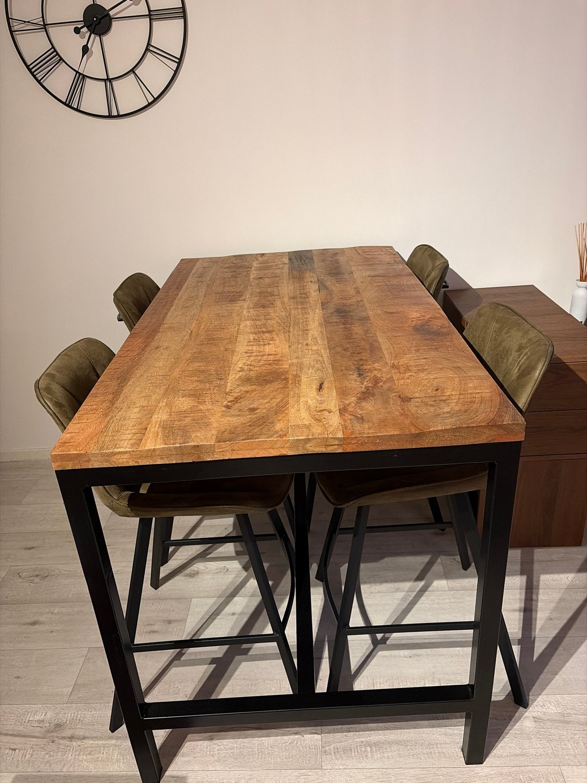 Robuuste bartafel van mangohout met metalen onderstel, Ophalen, Zo goed als nieuw