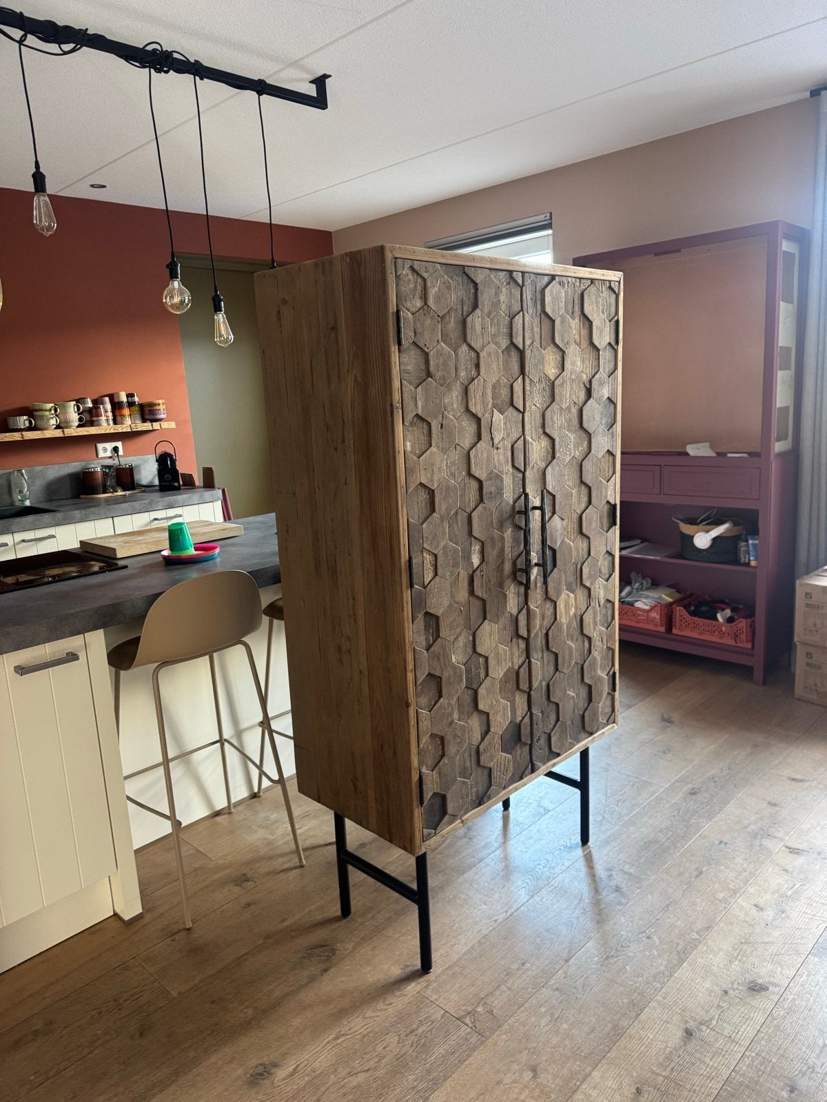 Goossens Houten Kast met Hexagon Patroon en Barfunctie, Ophalen, 50 tot 100 cm, Zo goed als nieuw, Met lade(s)