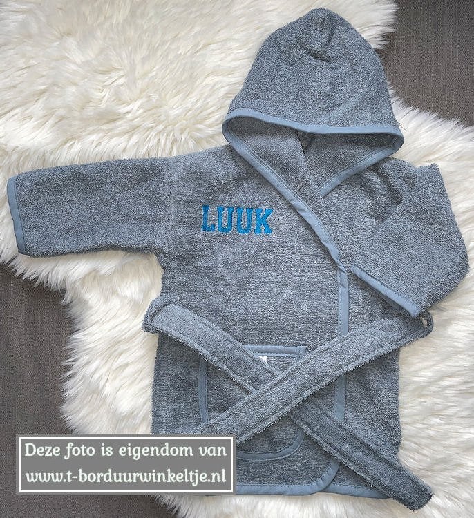 Badjas Grey/Blue geborduurd met naam (baby of kind, 3 maten), Ophalen of Verzenden, Nieuw, Kraamcadeau