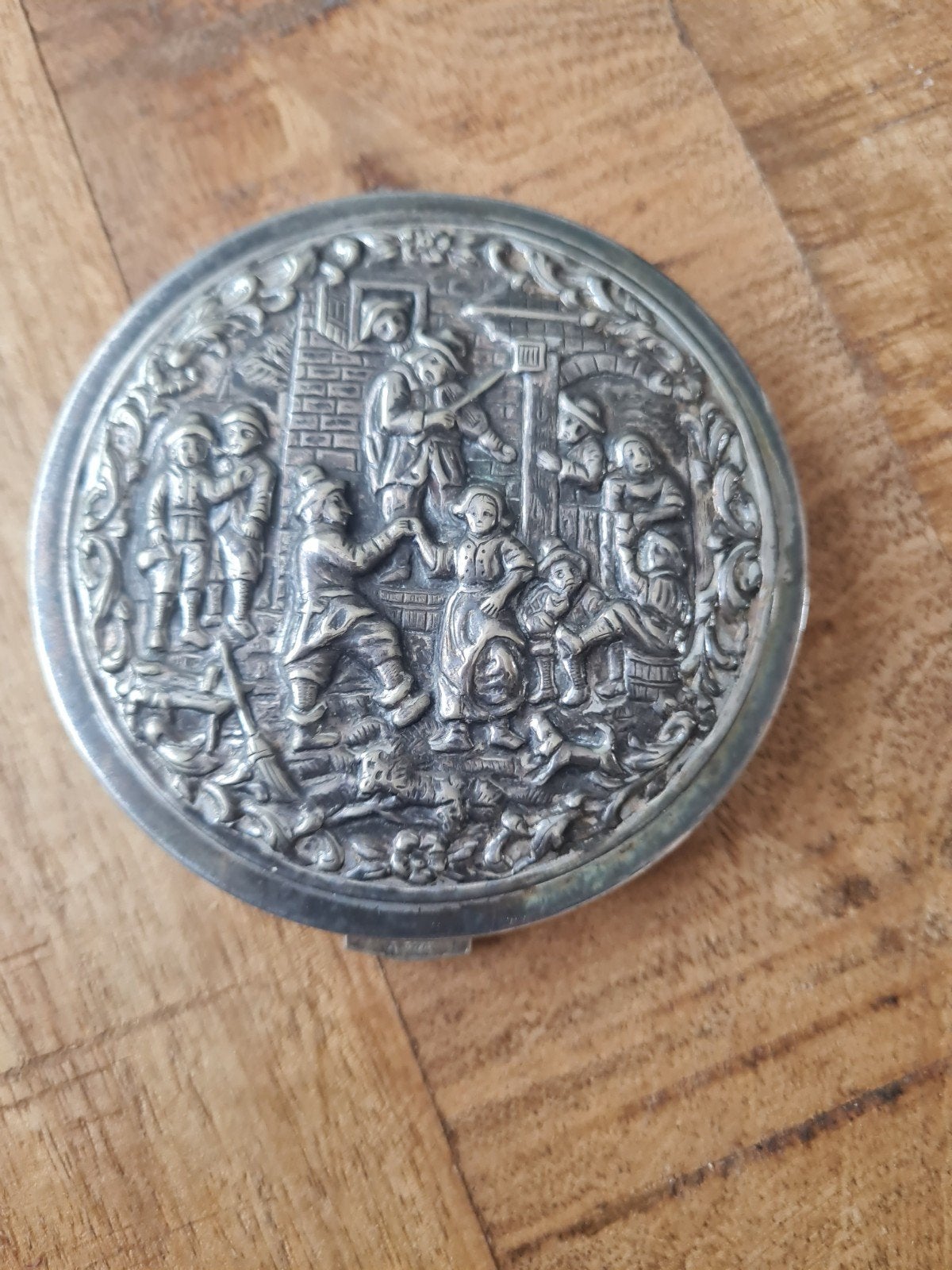 Antieke Zilveren Poederdoos met Reliëf Scène, Antiek en Kunst, Ophalen of Verzenden, Zilver