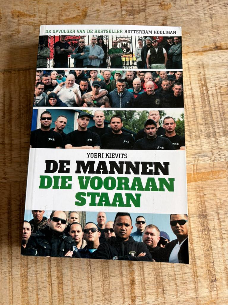 Yoeri Kievits - De mannen die vooraan staan, Ophalen of Verzenden, Zo goed als nieuw, Yoeri Kievits