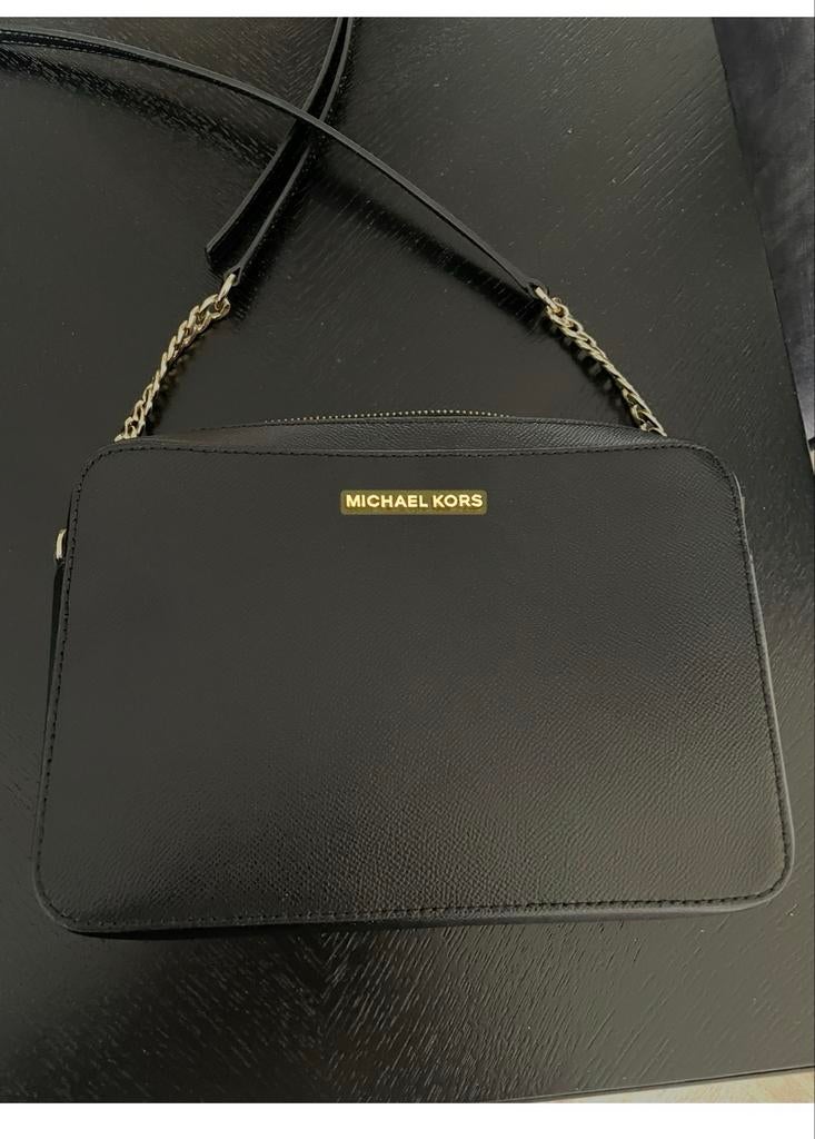 Michael Kors Zwarte Schoudertasje met Gouden Details, Ophalen of Verzenden, Zo goed als nieuw, Zwart, Schoudertasje