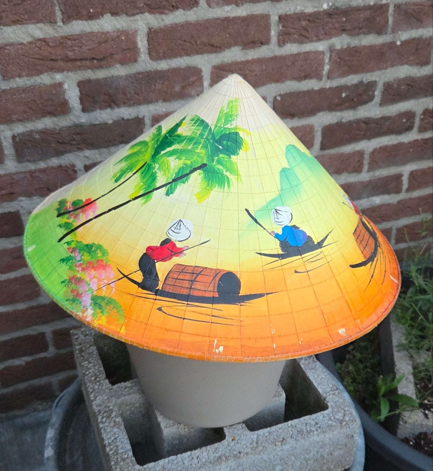 Vietnamese hoedje met beschildering, Hoed, Zo goed als nieuw, Handgemaakt, One size fits all