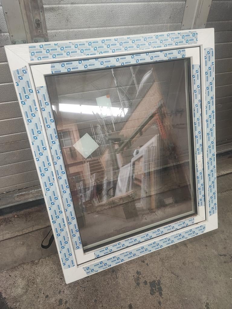 Nieuw kunststof kozijn met dubbelglas 104*124, Doe-het-zelf en Verbouw, Glas en Ramen, Ophalen, Gevelraam of Ruit, 80 tot 120 cm
