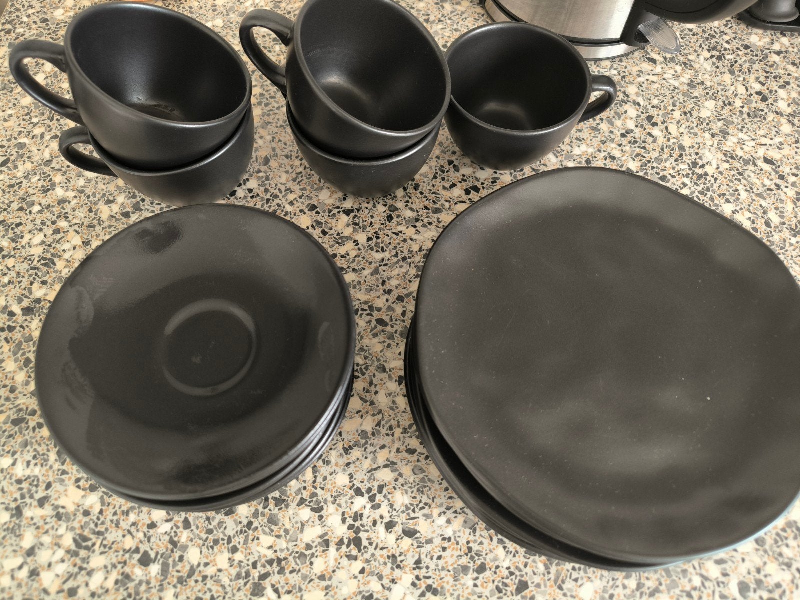 Zwart servies: 5 kopjes, 6 schotels en 5 borden, Ophalen, Porselein, Overige stijlen, Kop(pen) en/of Schotel(s)