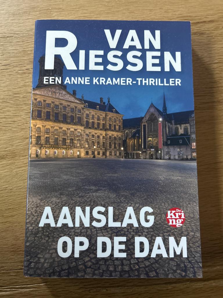 Aanslag op de Dam - Van Riessen (Anne Kramer-thriller), Ophalen of Verzenden, Zo goed als nieuw, Nederland