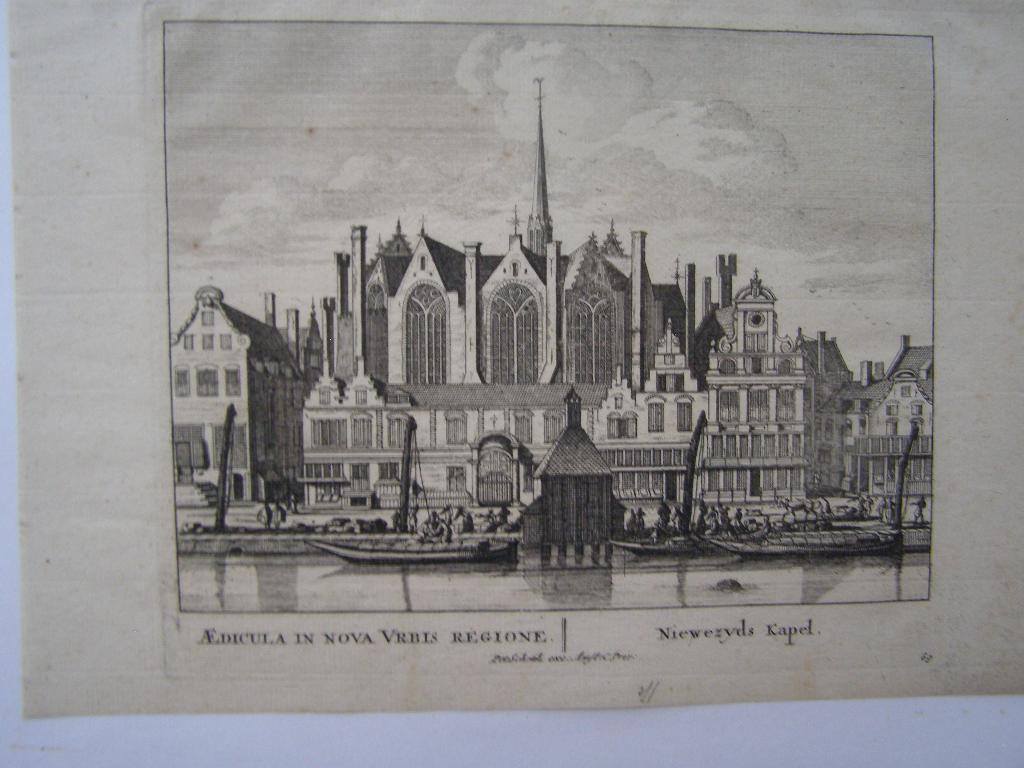 Antieke gravure Niewezyds Kapel Amsterdam door P.Schenk, Antiek en Kunst, Kunst | Etsen en Gravures, 18 cm, Stadsgezicht, Met tekst