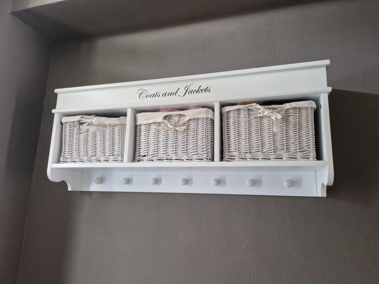 Witte wandkapstok met 3 rieten mandjes en haken, Huis en Inrichting, Woonaccessoires | Kapstokken, Kapstok, Kapstok, Kapstok, Minder dan 100 cm