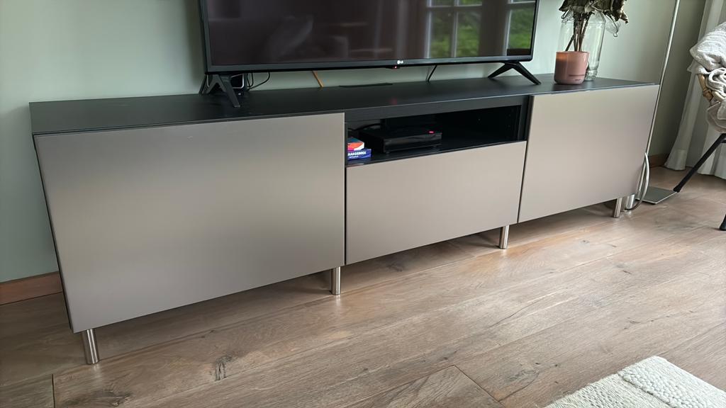Ikea besta tv meubel 180 cm met bronze frontjes, Huis en Inrichting, Kasten | Televisiemeubels, Ophalen, 150 tot 200 cm, Zo goed als nieuw